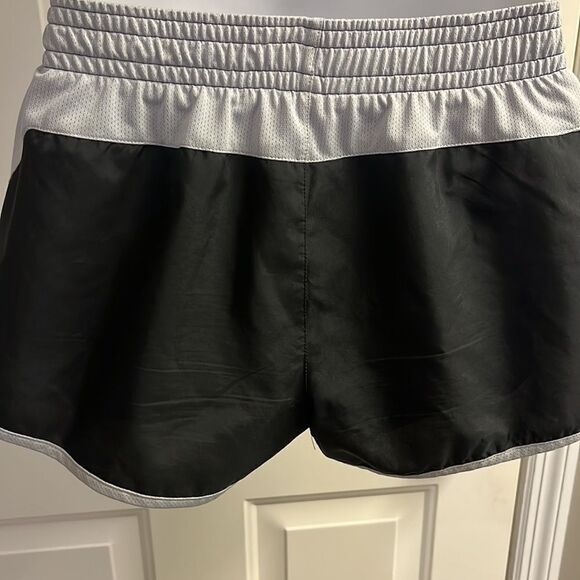 Nike Women’s Black/Gray Athletic Shorts with Built-in Drawstring Shorts- Medium - Picture 9 of 16